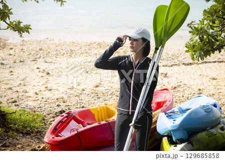 カヤックを楽しむかわいい女性 129685858