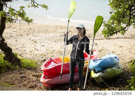 カヤックを楽しむかわいい女性 カヤックを楽しむかわいい女性 129685859