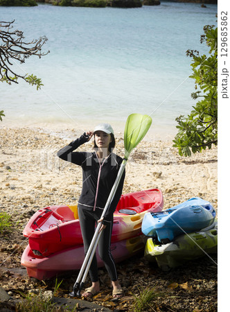カヤックを楽しむかわいい女性 129685862