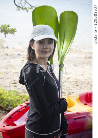 カヤックを楽しむかわいい女性 カヤックを楽しむかわいい女性 129685937
