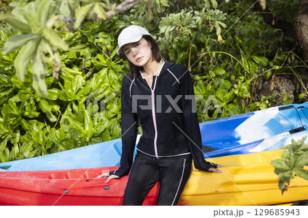 カヤックを楽しむかわいい女性 カヤックを楽しむかわいい女性 129685943