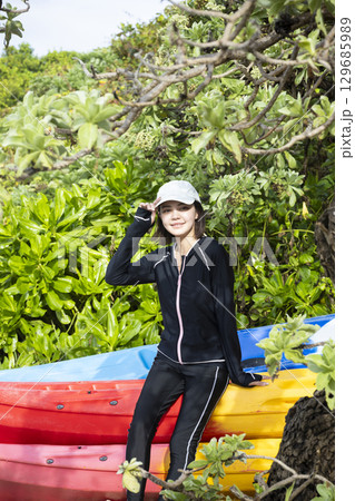 カヤックを楽しむかわいい女性 カヤックを楽しむかわいい女性 129685989