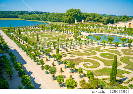 フランス・ベルサイユ宮殿の美しい庭園と噴水－世界遺産の絶景風景 129685992