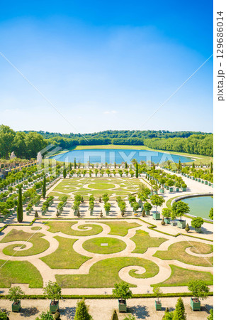 フランス・ベルサイユ宮殿の美しい庭園と噴水－世界遺産の絶景風景 129686014