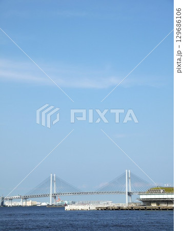 みなとみらいから見た横浜ベイブリッジ みなとみらいから見た横浜ベイブリッジ 129686106