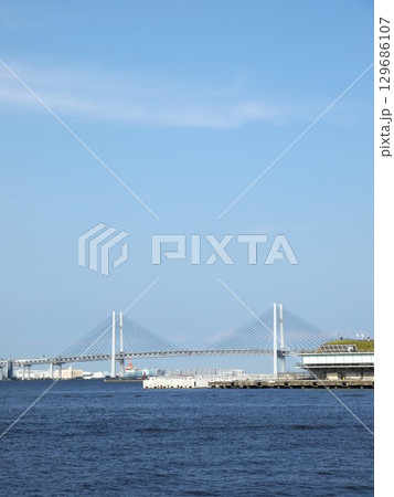 みなとみらいから見た横浜ベイブリッジ 129686107