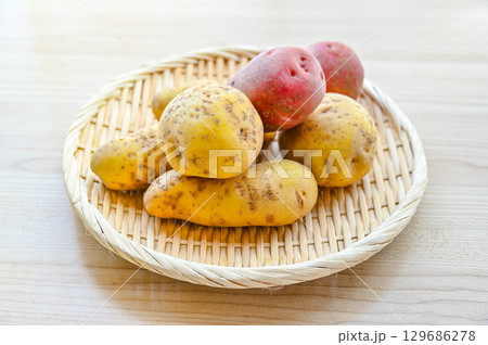 ジャガイモ三種類 129686278