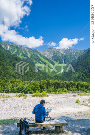 「長野県」夏の上高地で絵を描く人 129686357