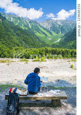 「長野県」夏の上高地で絵を描く人 129686358