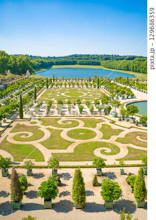フランス・ベルサイユ宮殿の美しい庭園と噴水－世界遺産の絶景風景 129686359