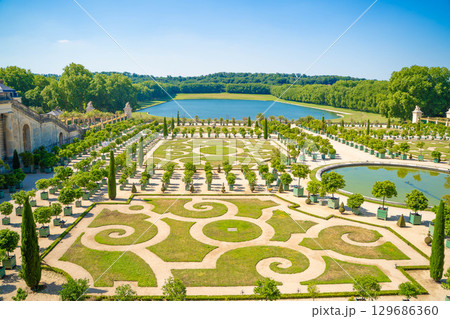 フランス・ベルサイユ宮殿の美しい庭園と噴水－世界遺産の絶景風景 129686360