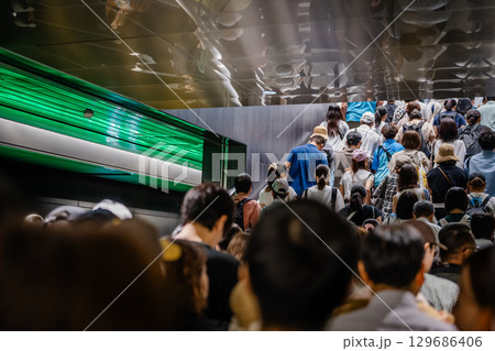 駅の構内の人混み 129686406