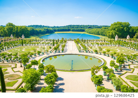 フランス・ベルサイユ宮殿の美しい庭園と噴水－世界遺産の絶景風景 129686425