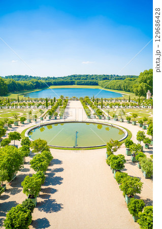 フランス・ベルサイユ宮殿の美しい庭園と噴水-世界遺産の絶景風景 フランス・ベルサイユ宮殿の美しい庭園と噴水-世界遺産の絶景風景 129686428