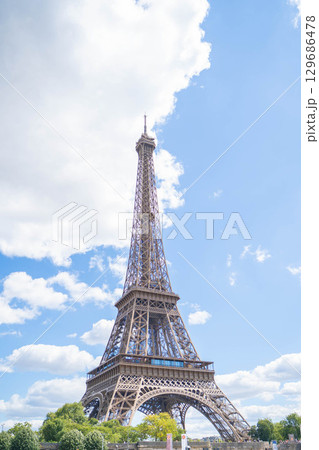 青空とエッフェル塔－パリの象徴的ランドマーク 129686478