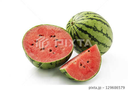 白バックで丸ごととカットした小玉スイカ 129686579