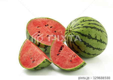 白バックで丸ごととカットした小玉スイカ 129686580