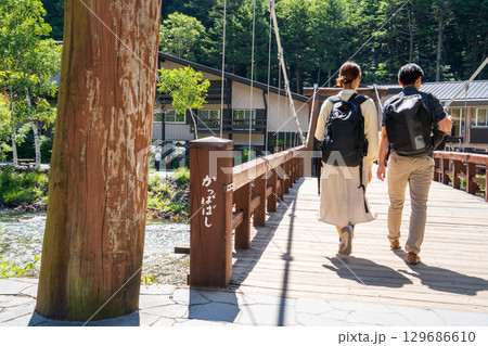 「長野県」夏の上高地、河童橋の風景 129686610