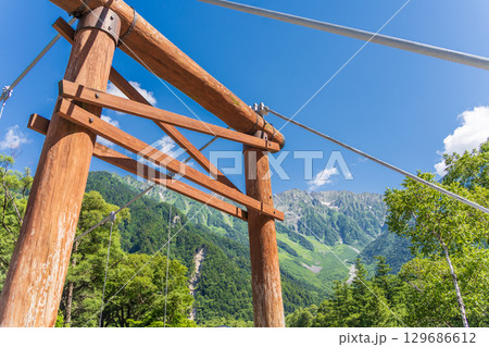 「長野県」夏の上高地、河童橋の風景 129686612