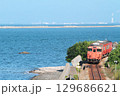 海沿いを行く列車 129686621