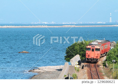 海沿いを行く列車 129686621