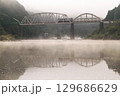 霧の川を渡る列車 129686629