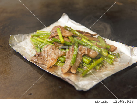 豚とアスパラの鉄板焼き 129686915