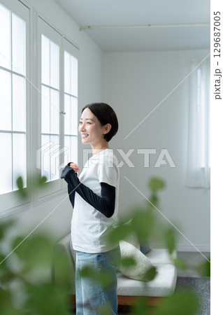 UVケアのためにアームカバーを身につける UVケアのためにアームカバーを身につける 129687005