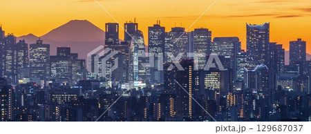 「東京都」新宿の超高層ビル群と富士山の夕景 「東京都」新宿の超高層ビル群と富士山の夕景 129687037