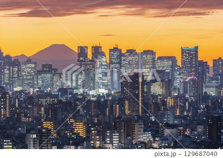 「東京都」新宿の超高層ビル群と富士山の夕景 「東京都」新宿の超高層ビル群と富士山の夕景 129687040