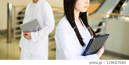 白衣を着た人物ポートレート 129687080