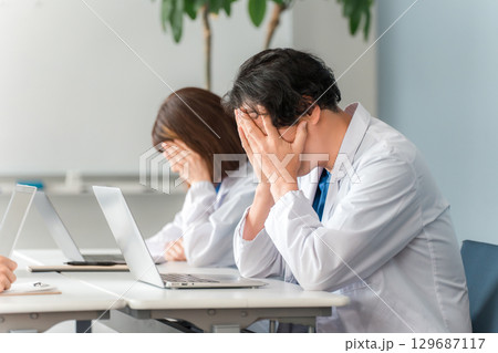 医療ミストラブルで落ち込む男性医師,ドクター（ショック,苦悩,絶望） 129687117