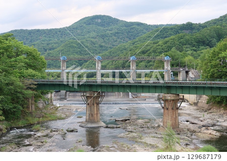 鉄橋とダム 129687179