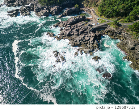 空撮「岩手県」巨大な岩と海岸線が連なる侍浜の風景 129687318