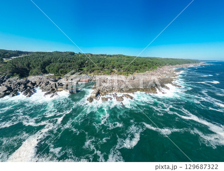 空撮「岩手県」巨大な岩と海岸線が連なる侍浜の風景 129687322