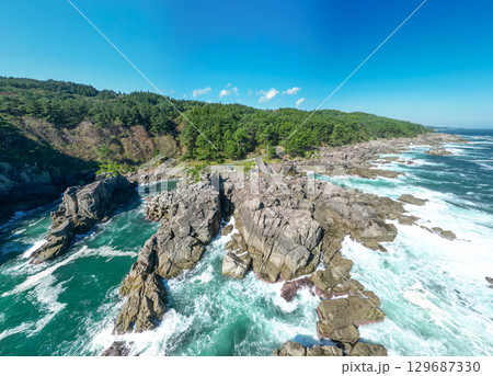 空撮「岩手県」巨大な岩と海岸線が連なる侍浜の風景 空撮「岩手県」巨大な岩と海岸線が連なる侍浜の風景 129687330