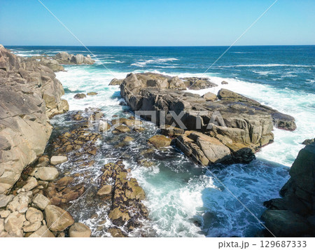 空撮「岩手県」巨大な岩と海岸線が連なる侍浜の風景 129687333