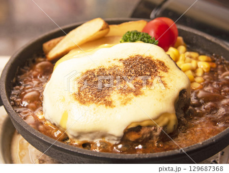 チーズハンバーグ 129687368