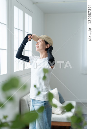 お出かけ前に全身UVケア 129687394