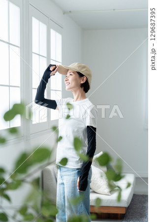 お出かけ前に全身UVケア 129687395