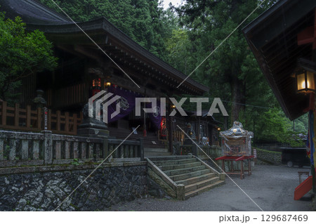 奈良井宿　鎮神社例大祭を迎える雨降りの朝 129687469