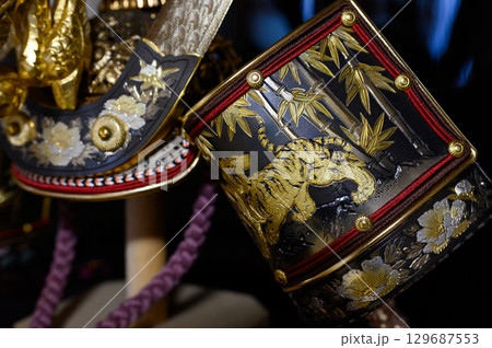 金箔装飾の豪華な兜飾り（端午の節句・五月人形） 129687553