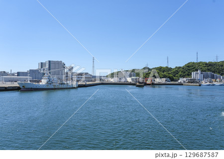 海上から見る久里浜港のフェリー桟橋 129687587