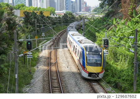 クアラルンプールの市街地を走る近郊電車 129687602