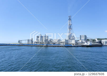 海上から見る横須賀火力発電所 129687606