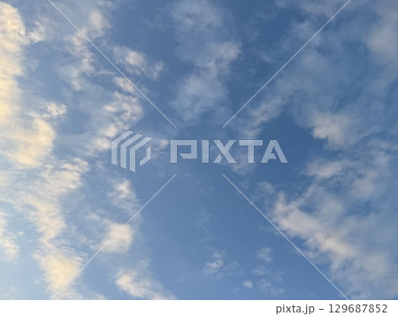 夏の夕暮れの空と雲/The sky 129687852