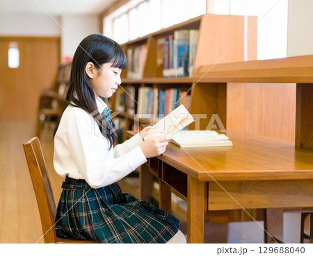 図書館で本を読む女子学生 129688040