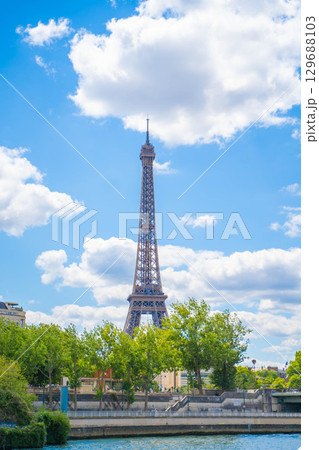 セーヌ川から望むエッフェル塔ー青空と緑に映えるパリの風景 セーヌ川から望むエッフェル塔ー青空と緑に映えるパリの風景 129688103