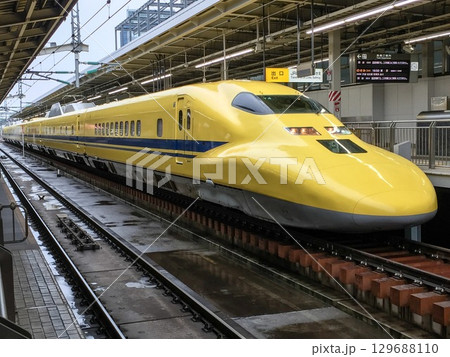 新大阪駅を出発する黄色い新幹線 ドクターイエロー 129688110