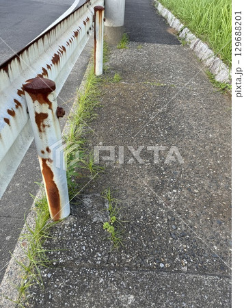 錆びたガードレール/The crash barrier 錆びたガードレール/The crash barrier 129688201